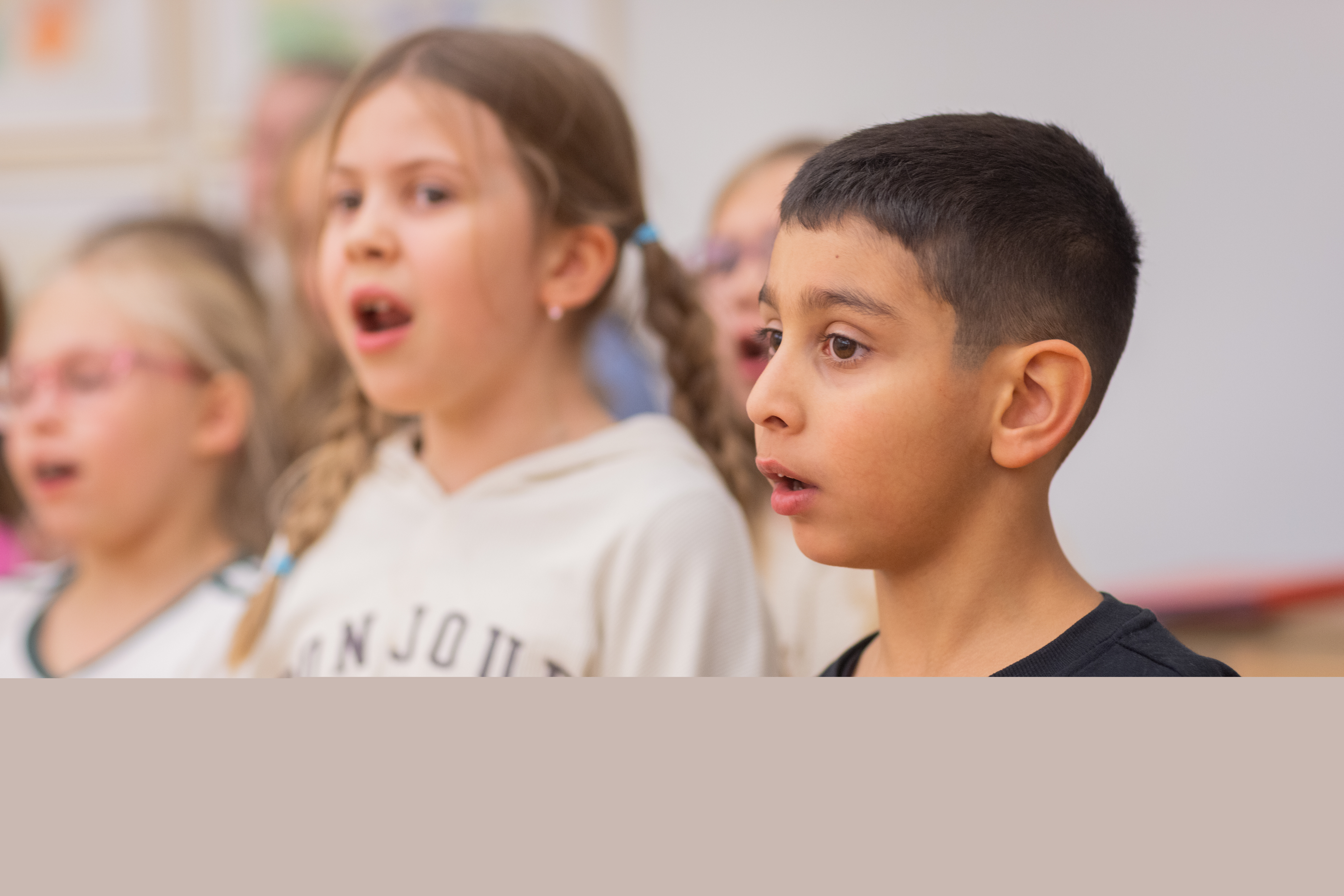 Närbild på sjungande barn i en barnkör.