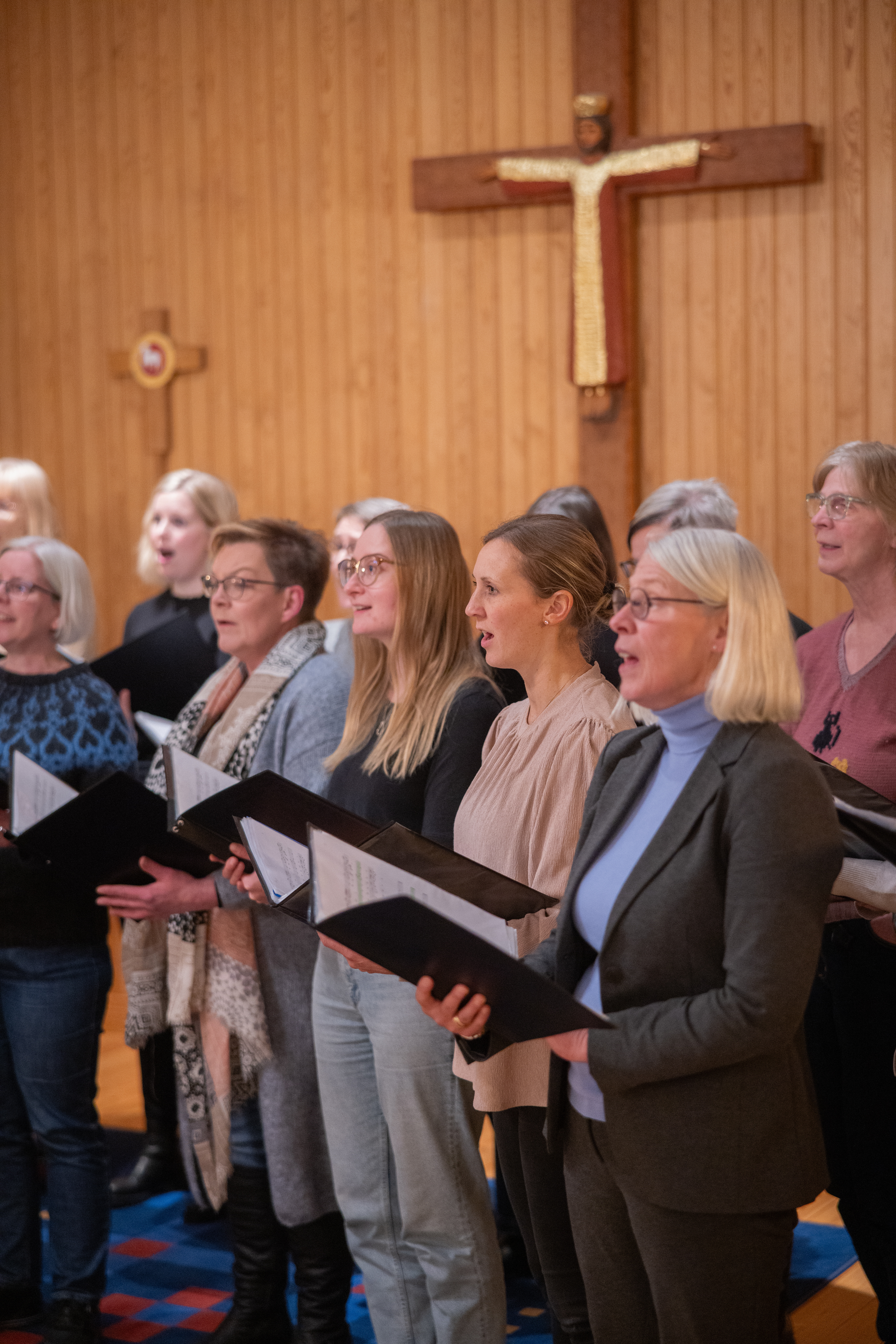 En damkör sjunger i en kyrka.