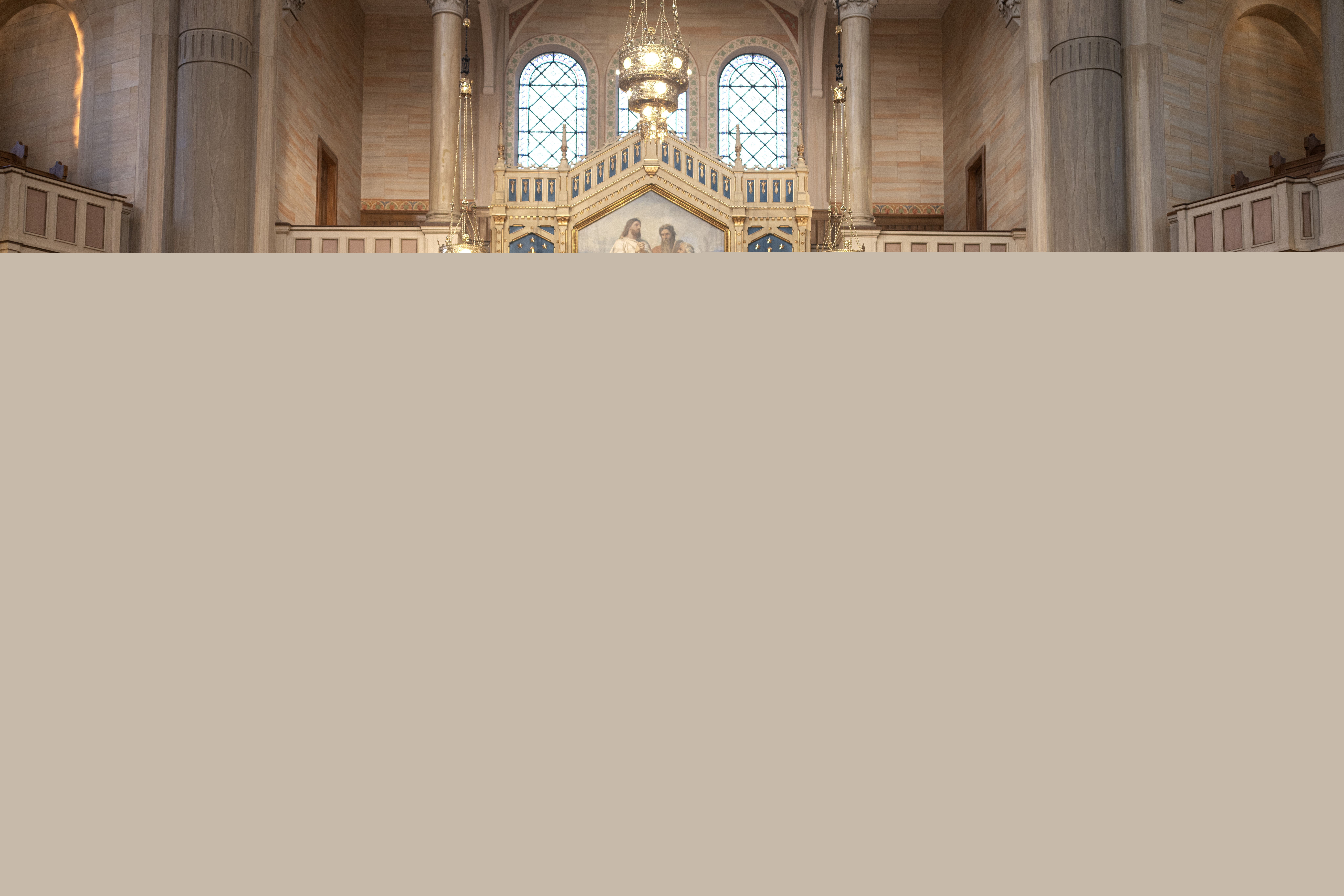 En präst och en yngre kvinna står vid ett bord längst fram i en kyrka och håller ett föredrag. Åhörare sitter i kyrkbänkarna. En regnbågsfärgad matta i mittgången.