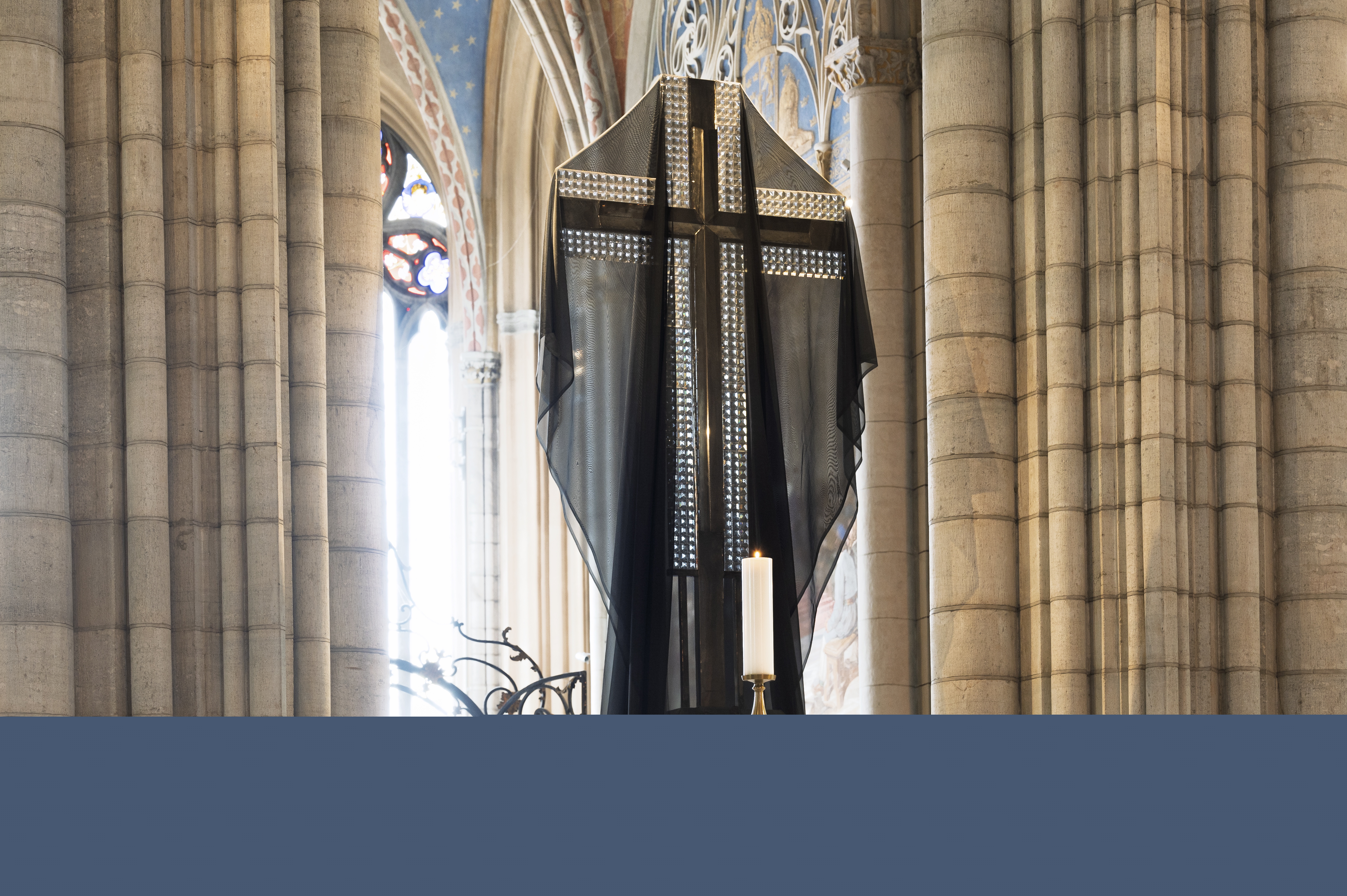 Altarkorset i Uppsala domkyrka täckt med tunt svart tyg.