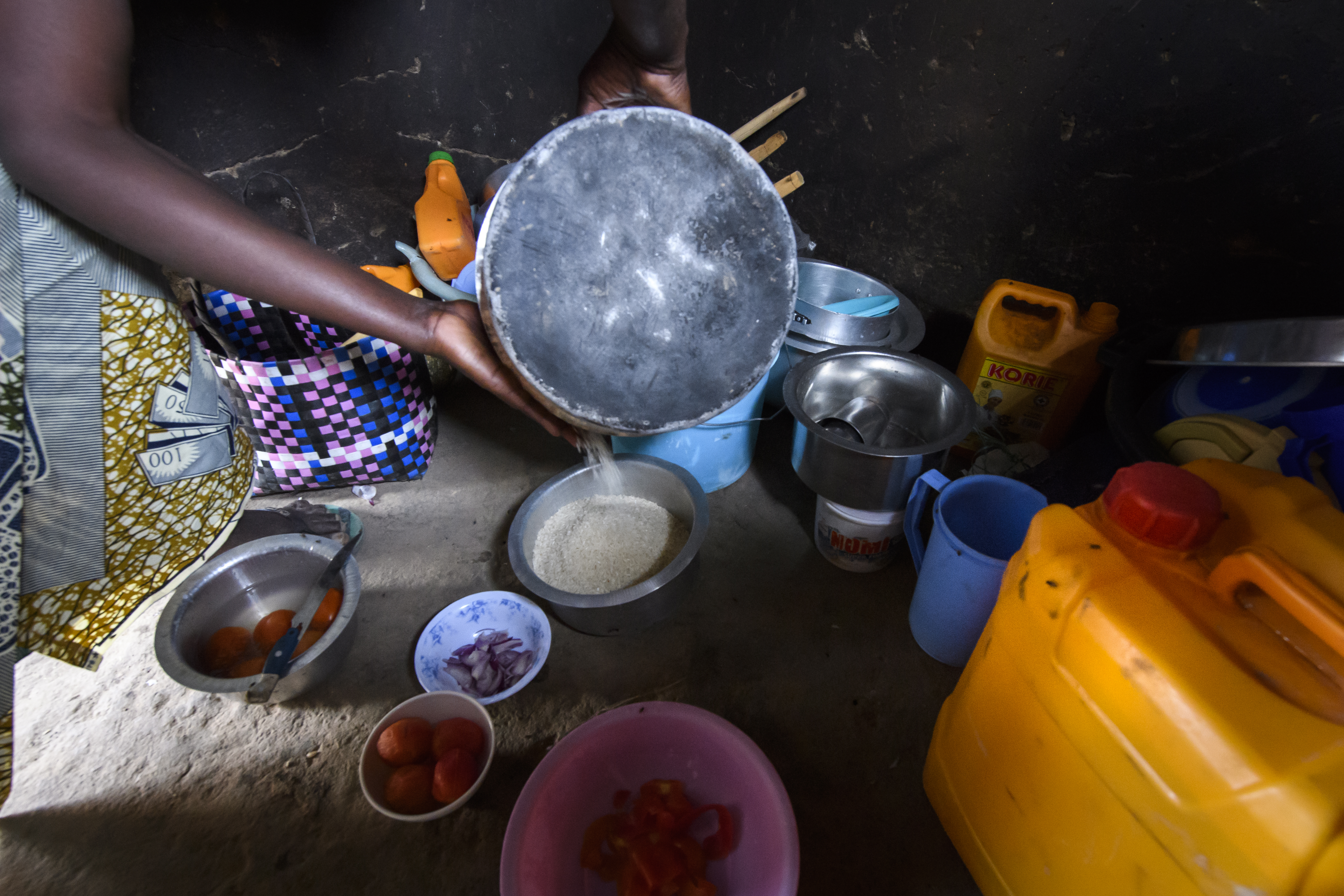 Enkelt kök med köksredskap på golv