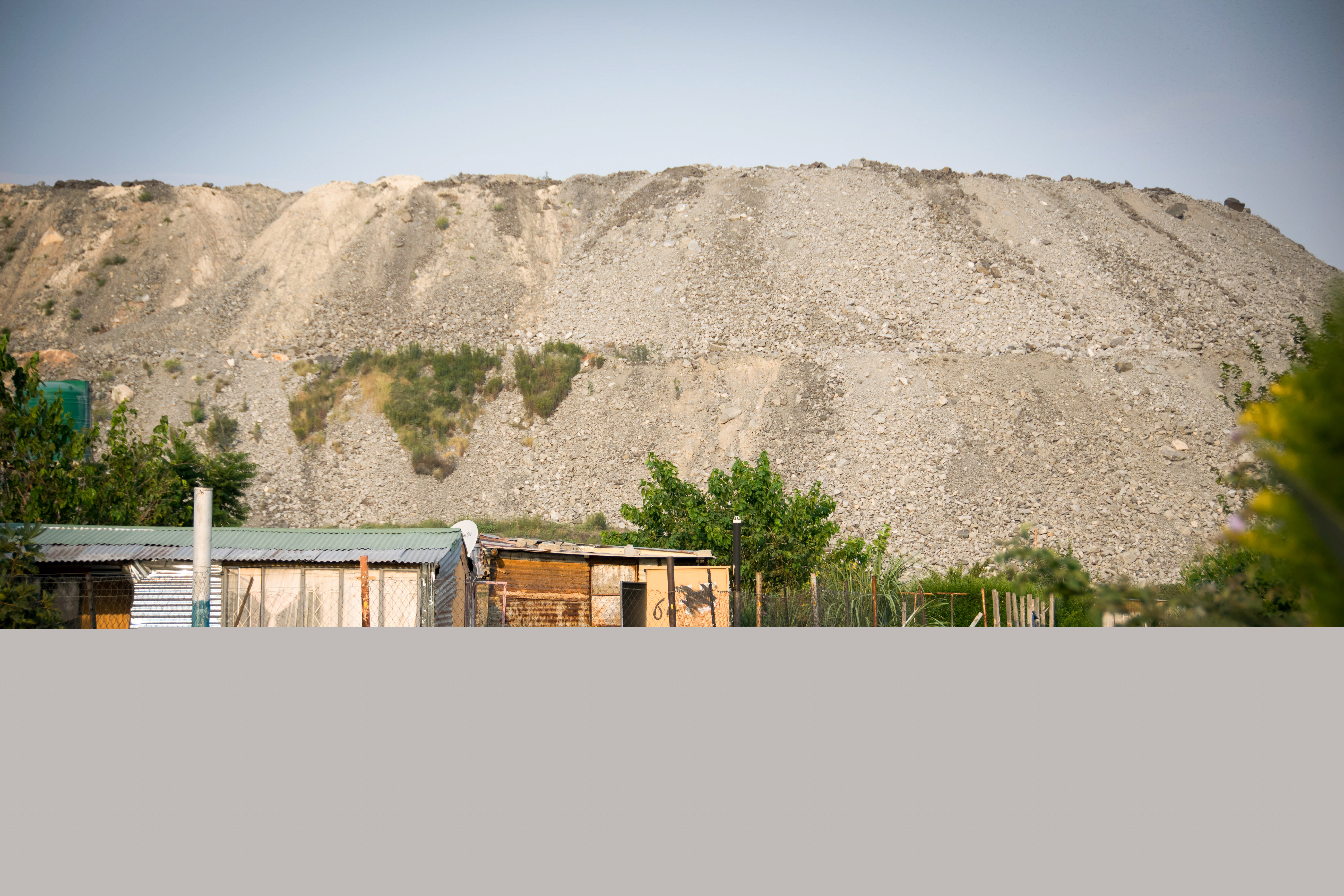 Slaggberg bredvid bostäder.