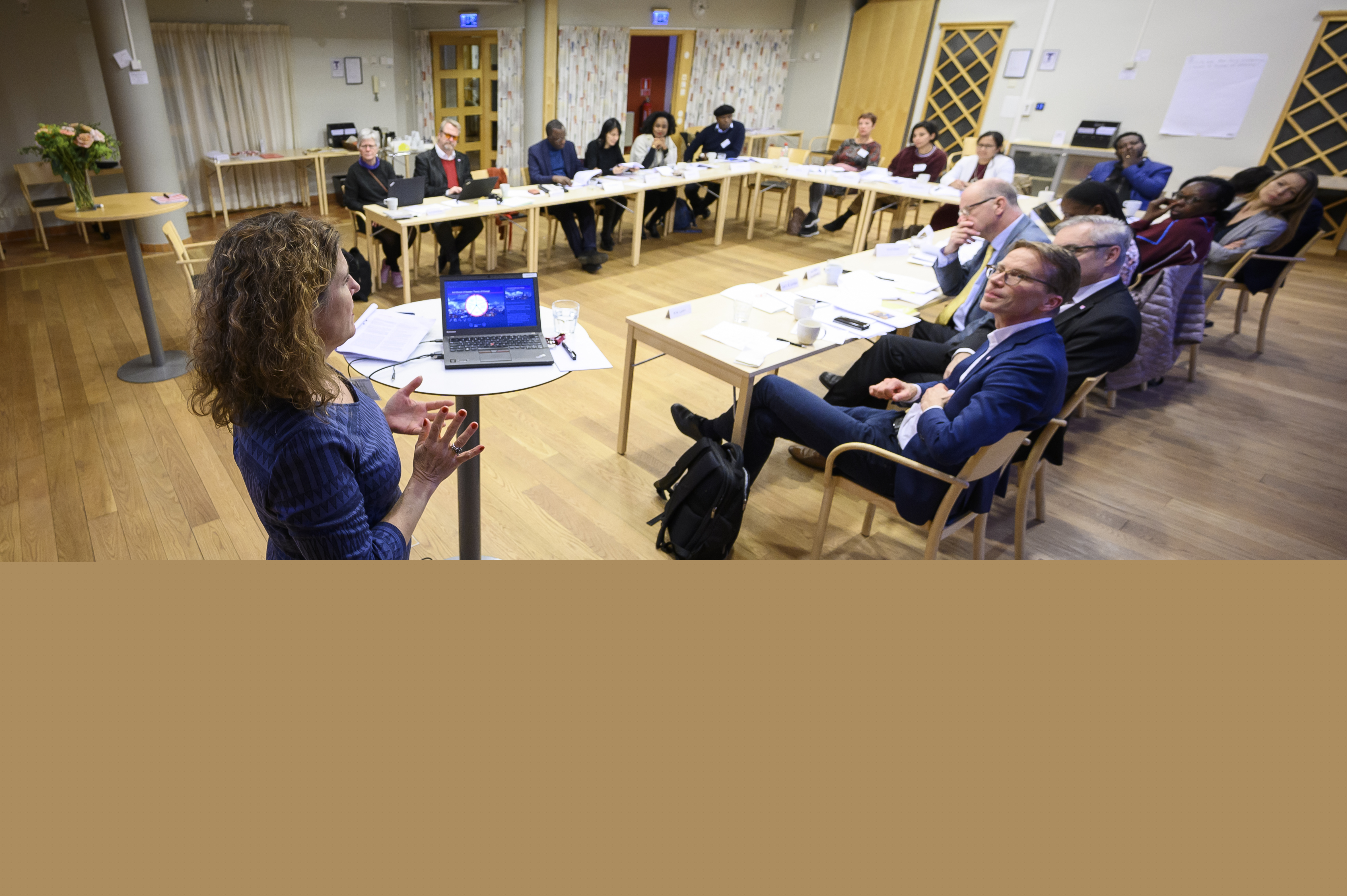 Möte i konferensrum på kyrkokansliet. Internationella reserensgruppen träffas.