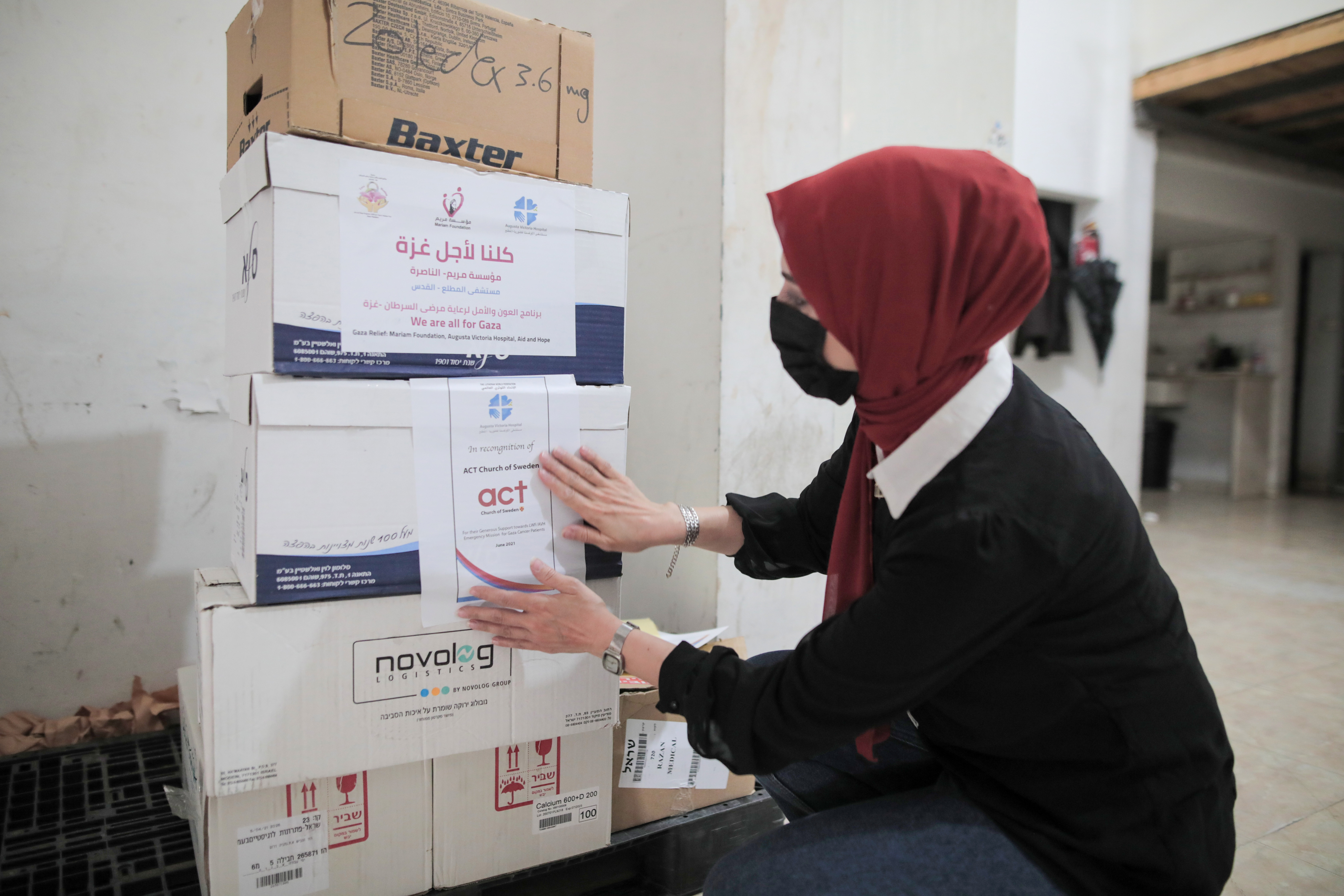 En kvinna med en leverans packad i kartonger. 