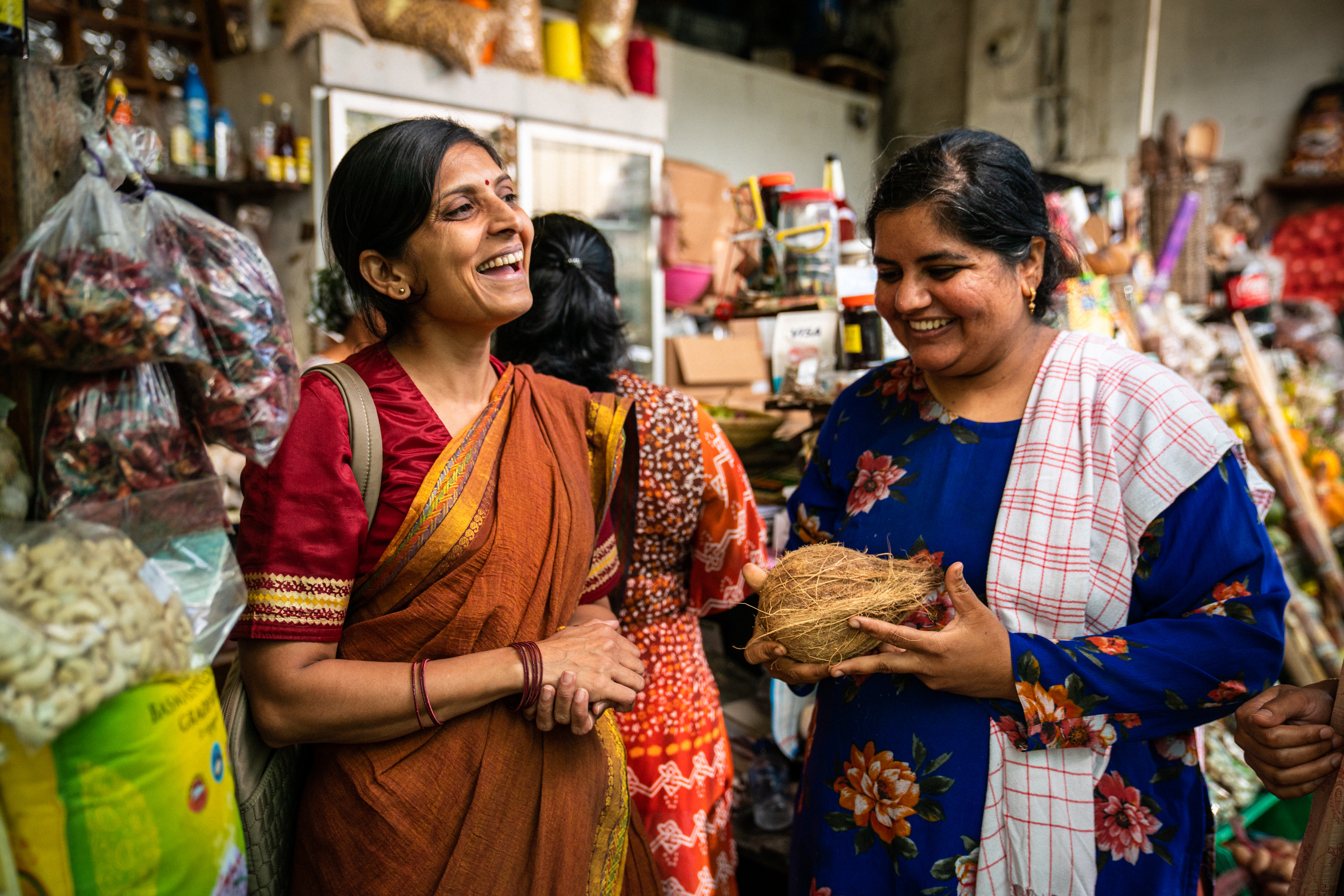 Två kvinnor på en indisk marknad. 