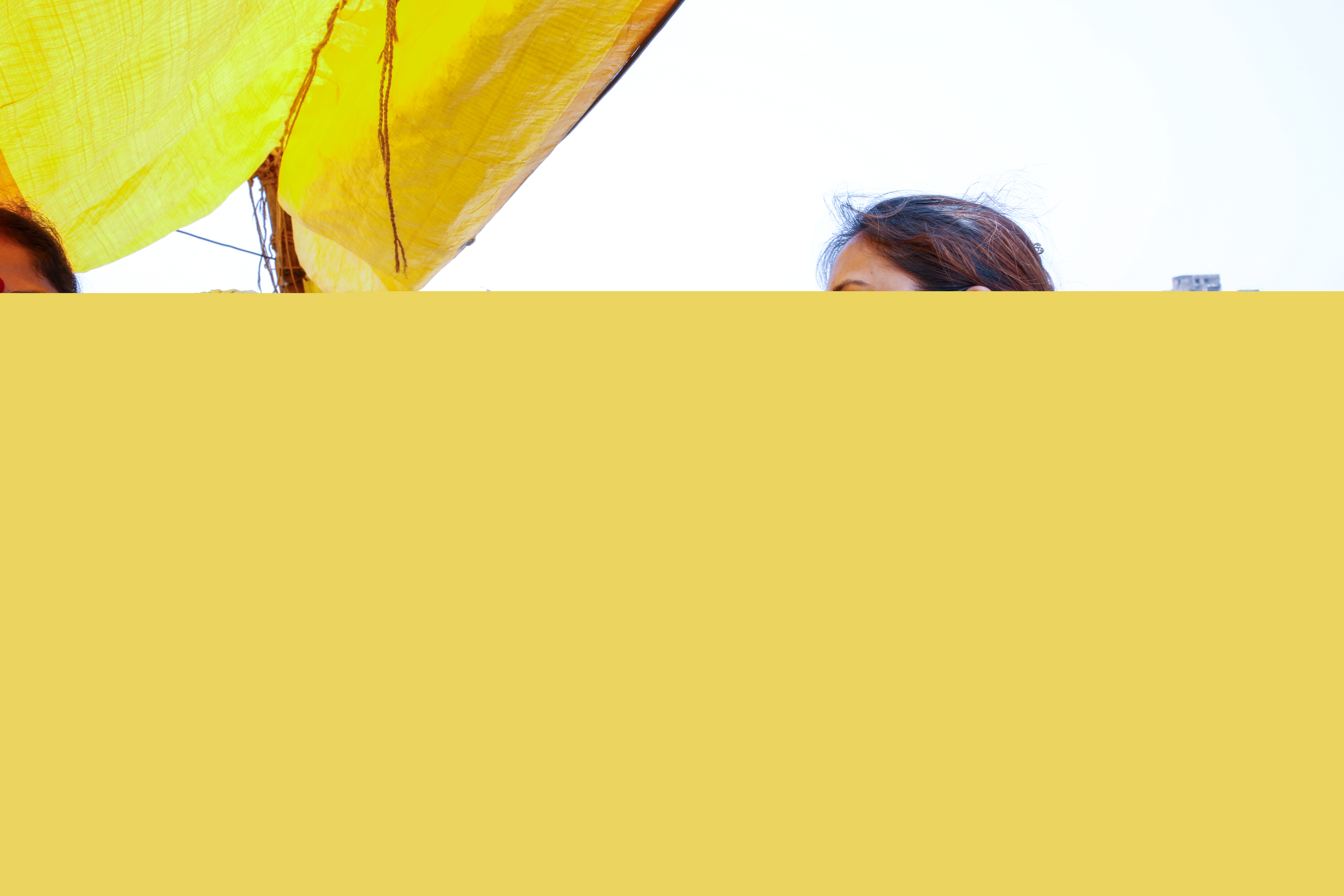 En grupp kvinnor ler och skrattar tillsammans. 