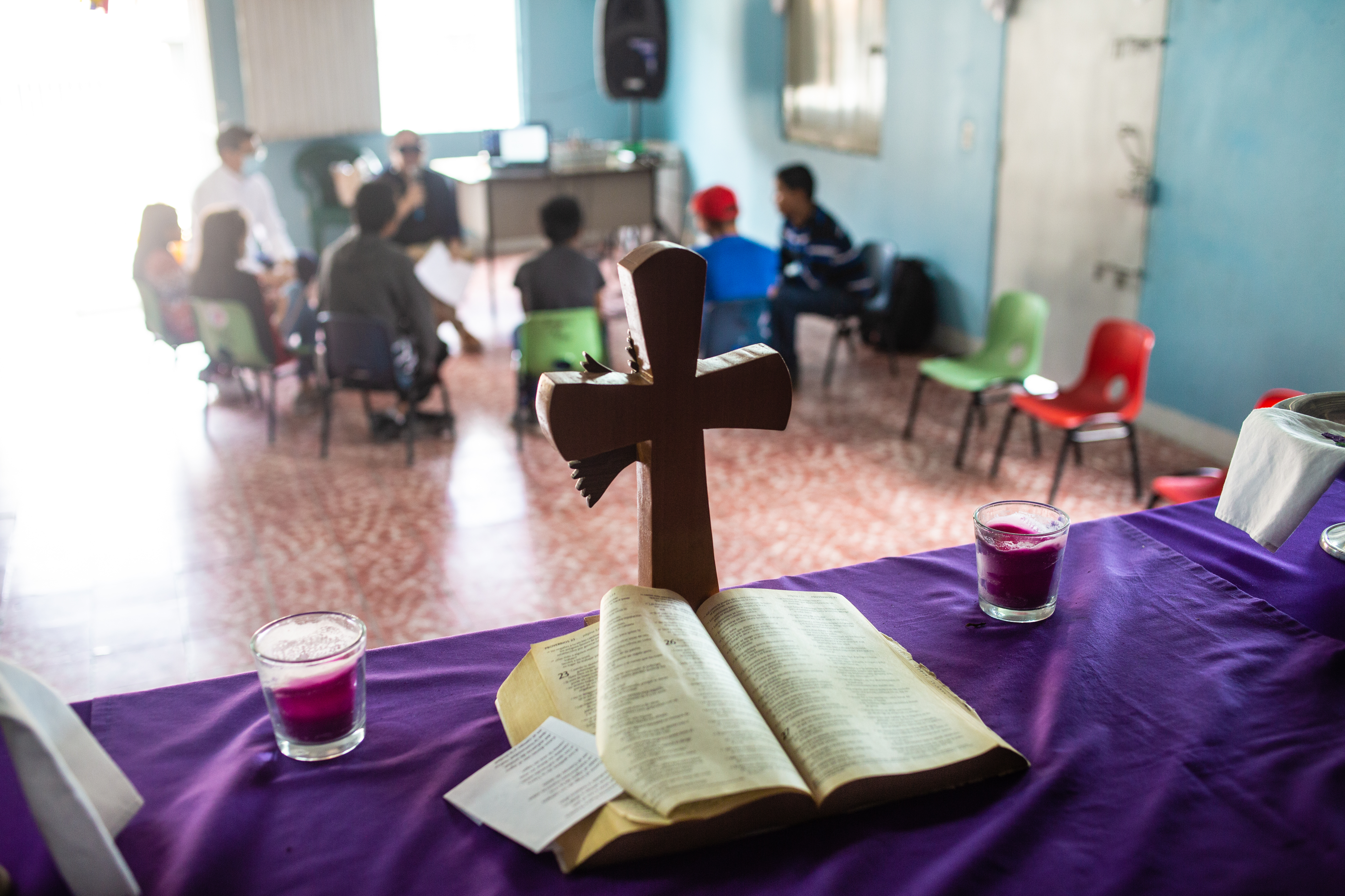 En grupp ungdomar samtalar i en kyrka