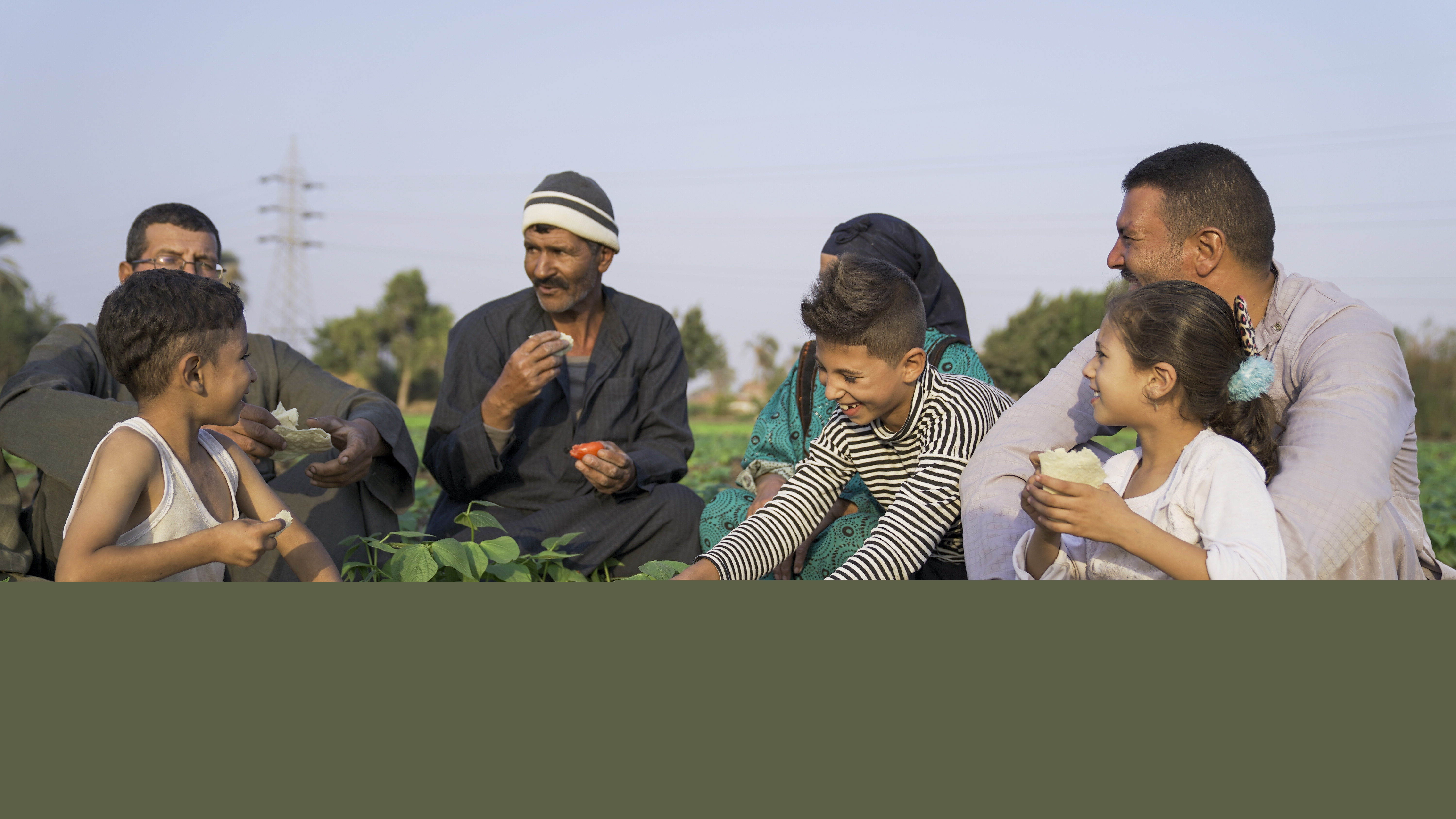Familj sitter och äter.