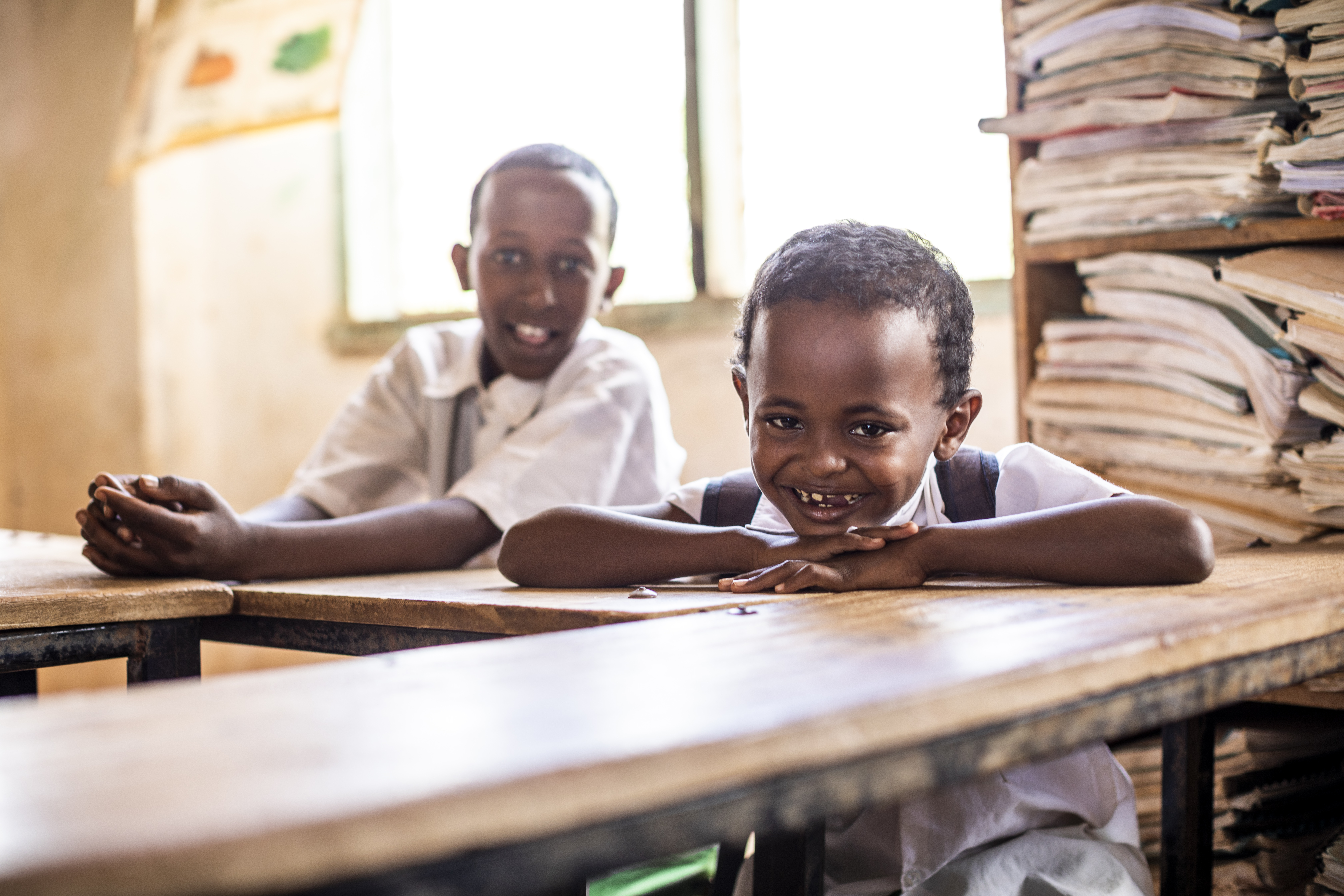 Två pojkar sitter i ett klassrum. 