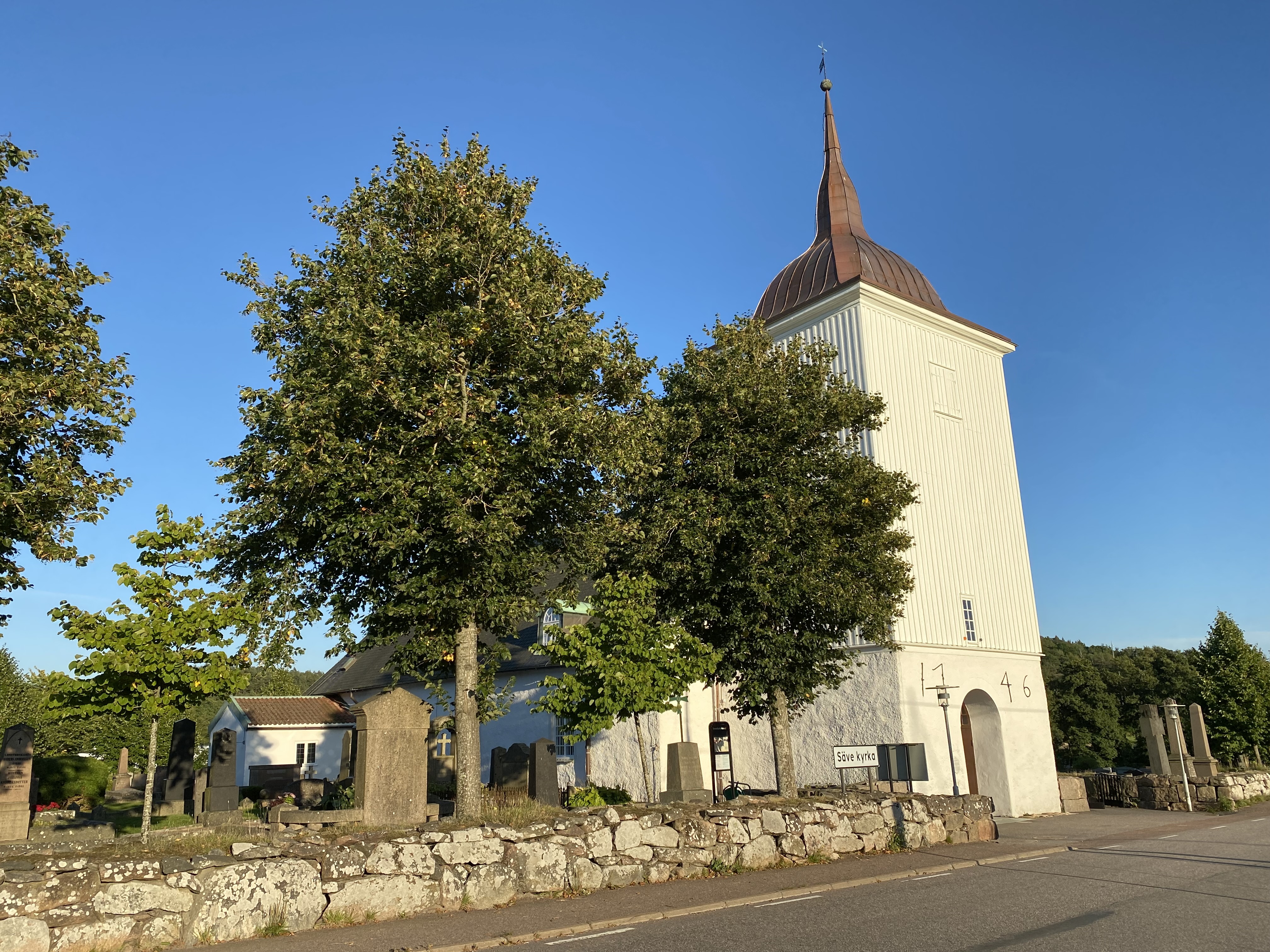 Säve kyrka en solig sommardag.