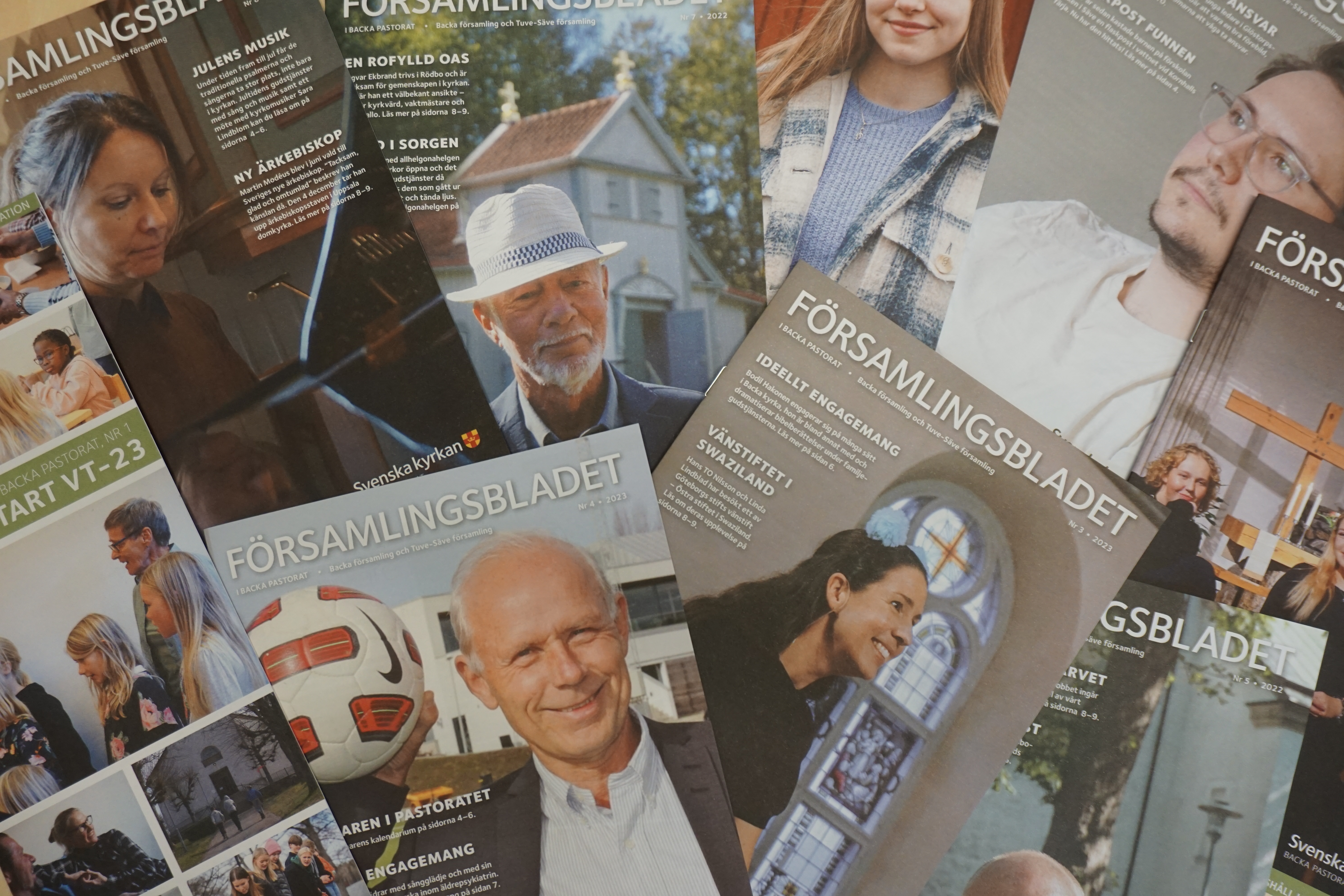 Församlingsblad från Backa pastorat på hög.