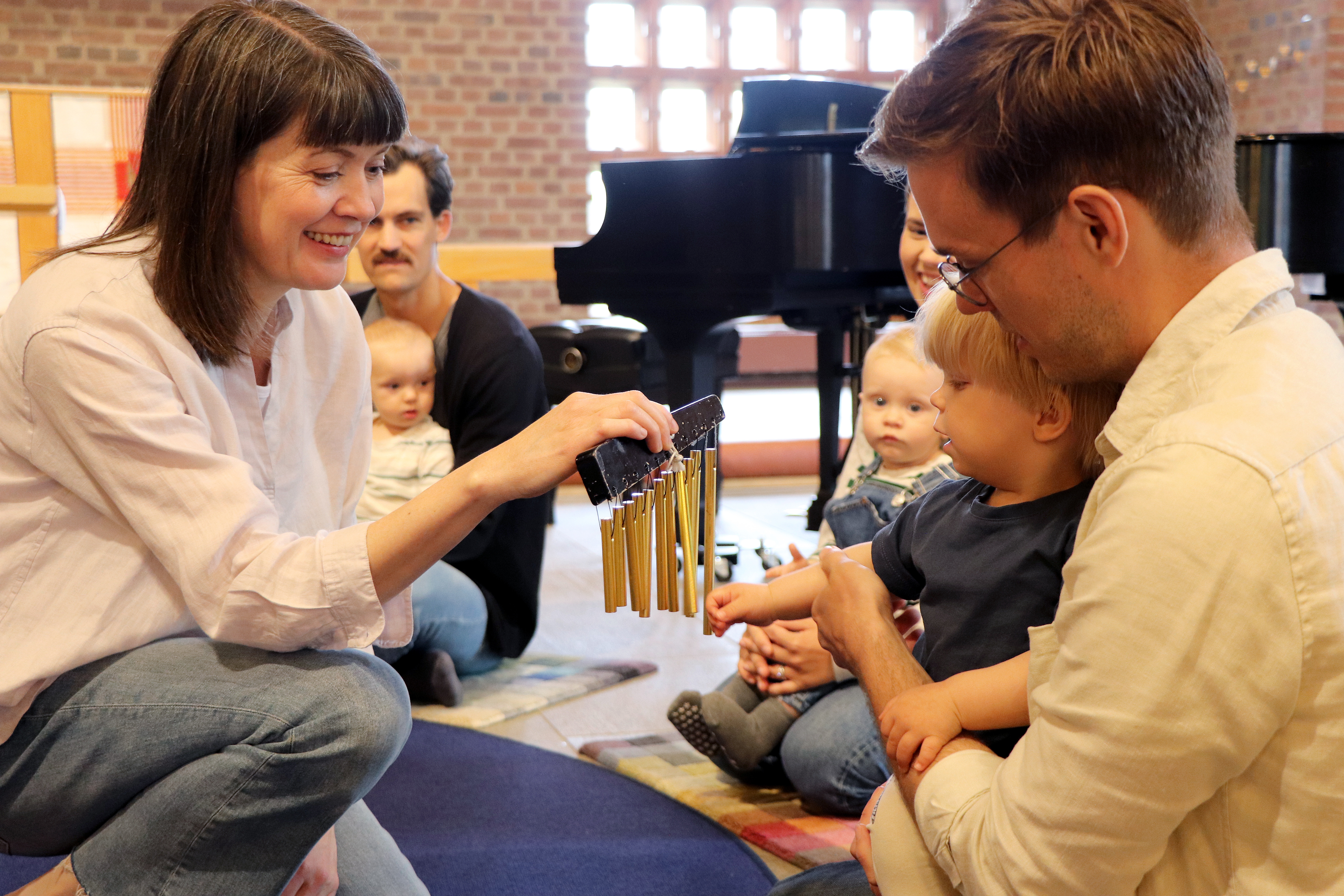 Barn upplever musik och rytmik med trumma, ägg, såpbubblor med mera.