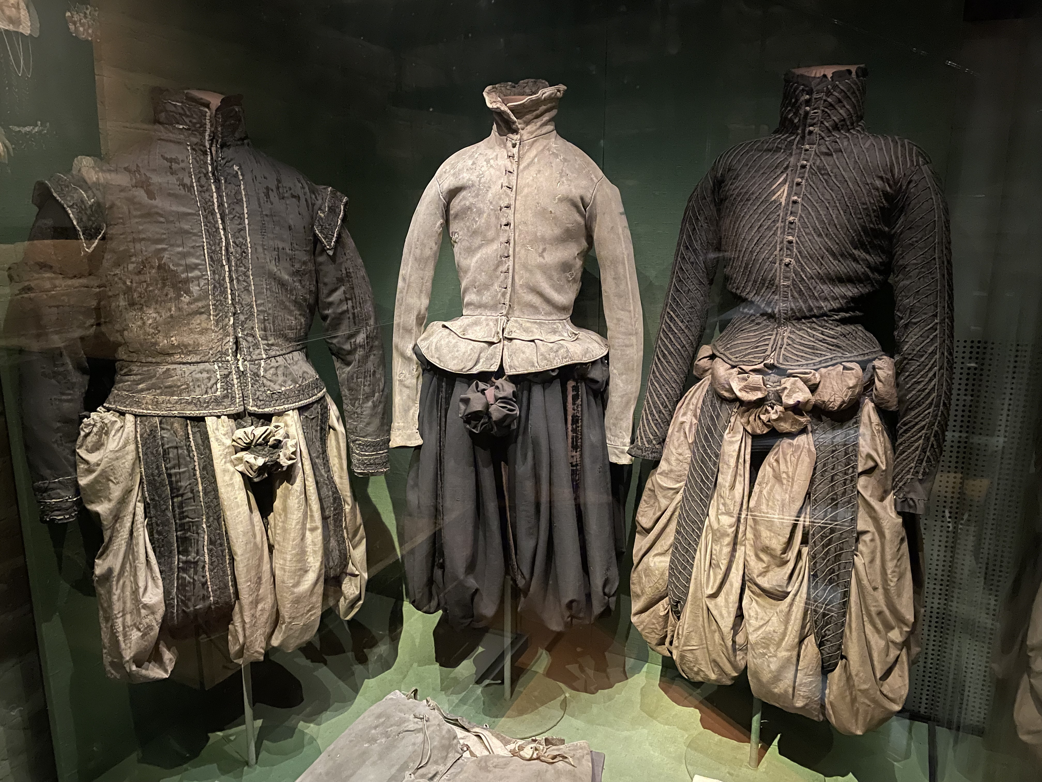 Tre mannekänger iförda adelsmannakläder från 1500-talet.