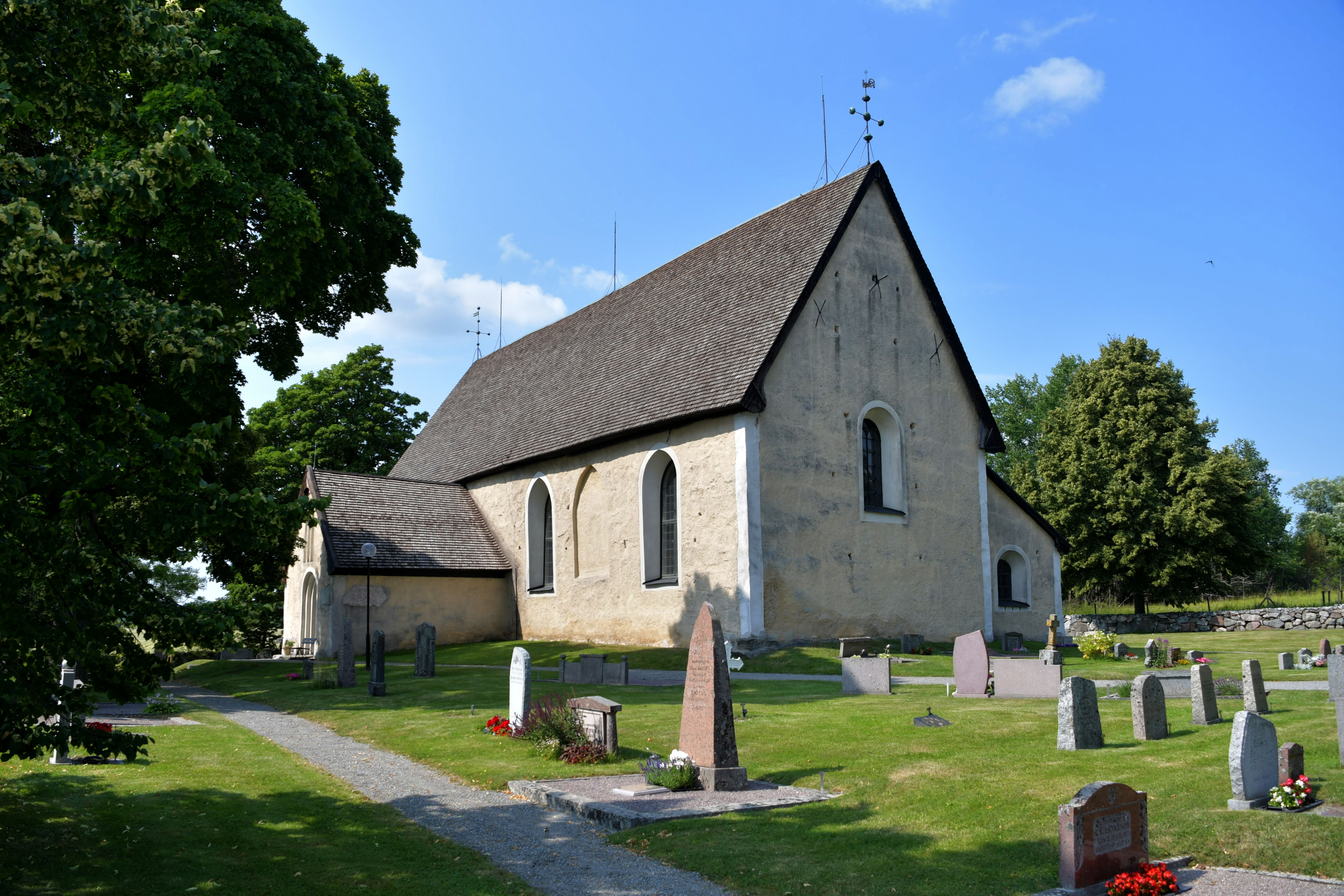 En blekt gul gammal stenkyrka.