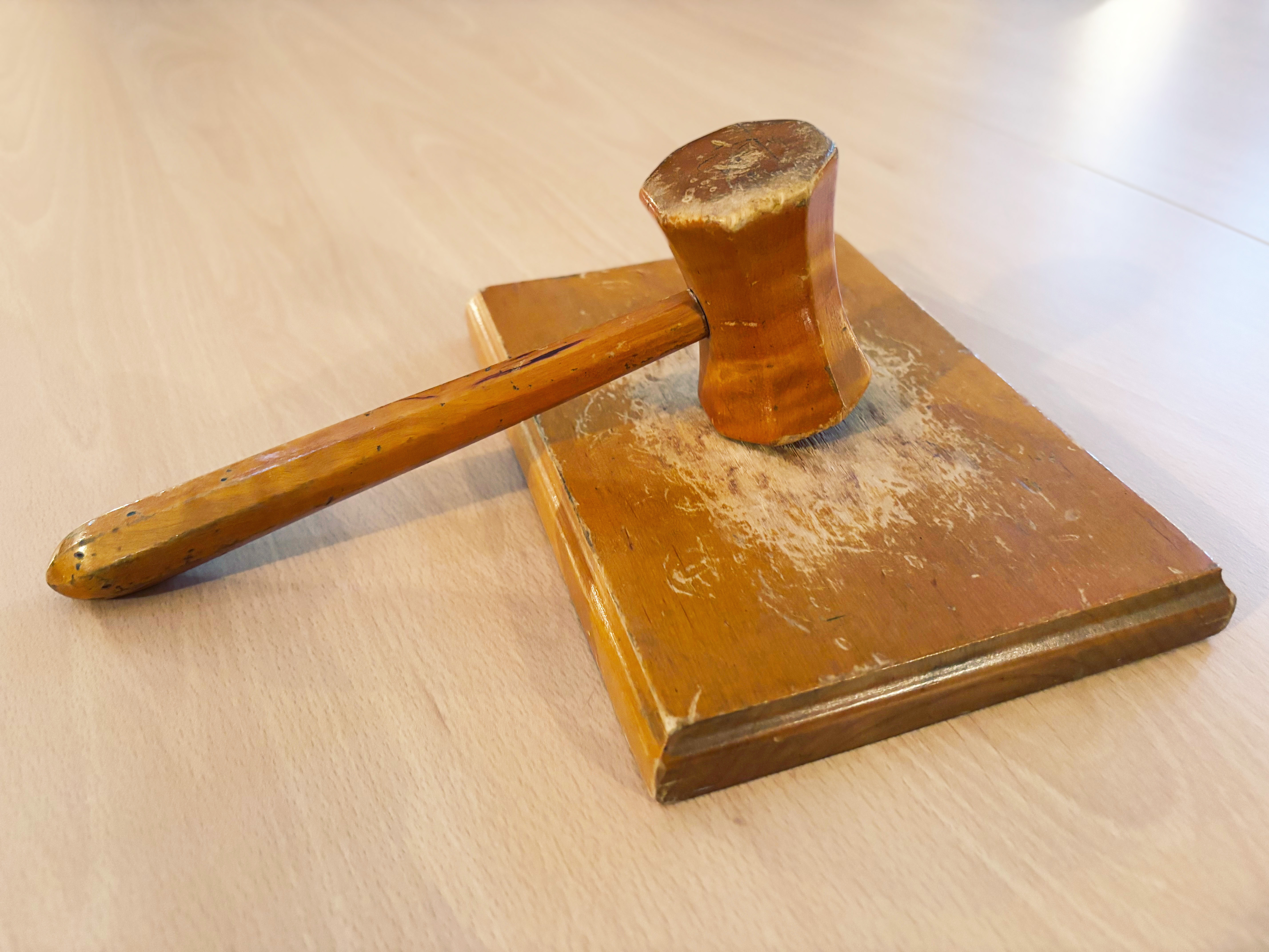 Sliten ordförandeklubba.