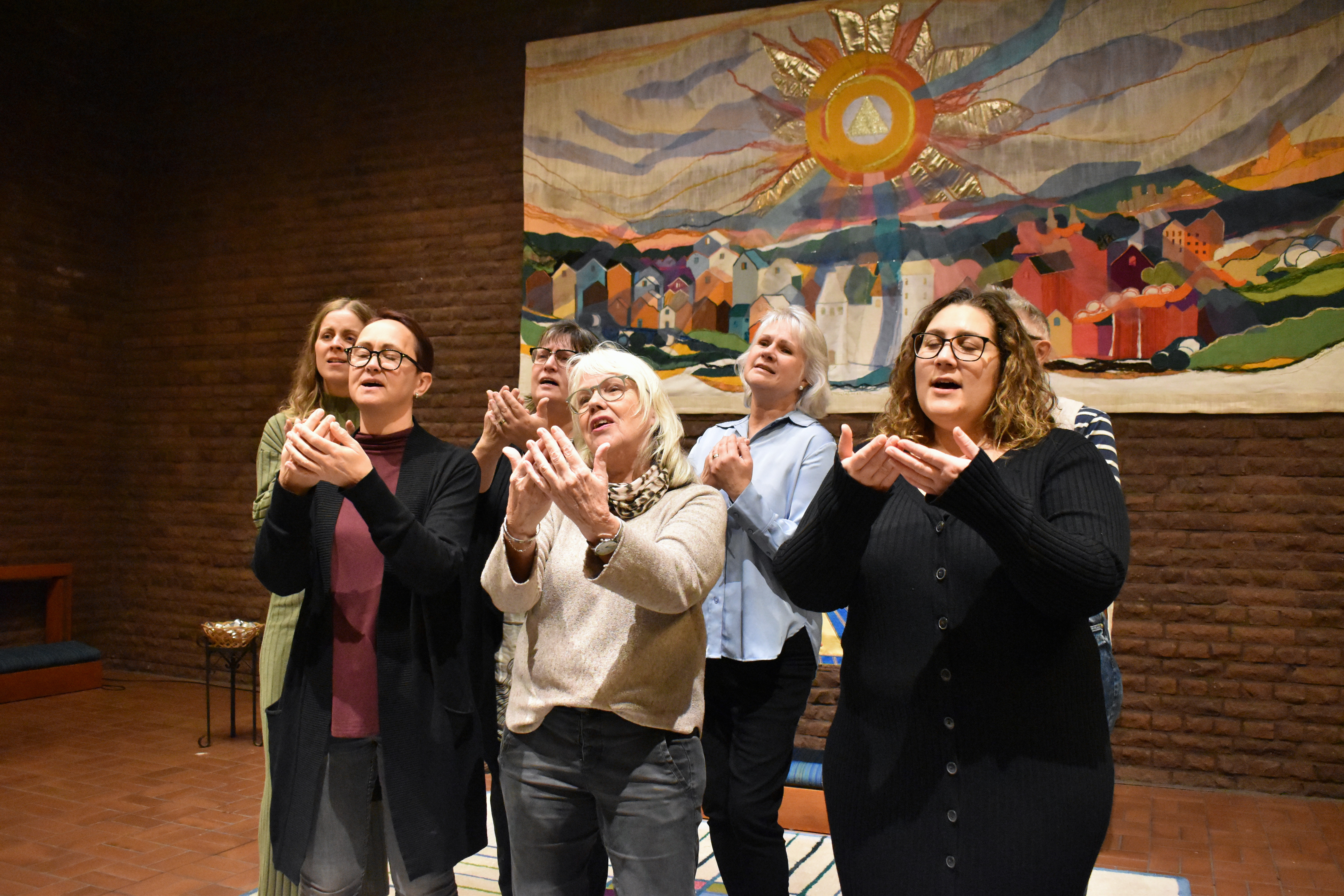 Kör som sjunger i kyrka.