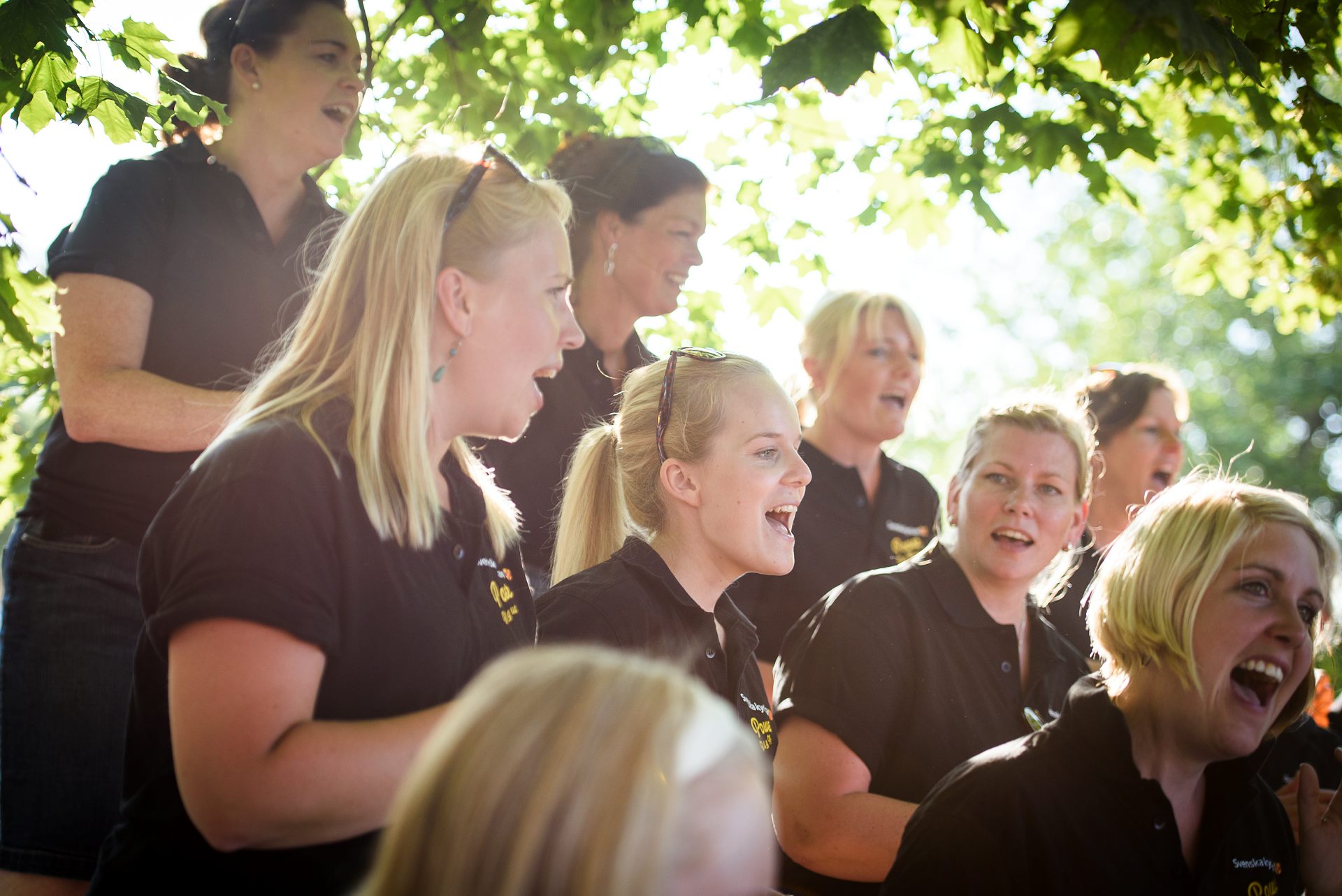 Människor som sjunger i kör