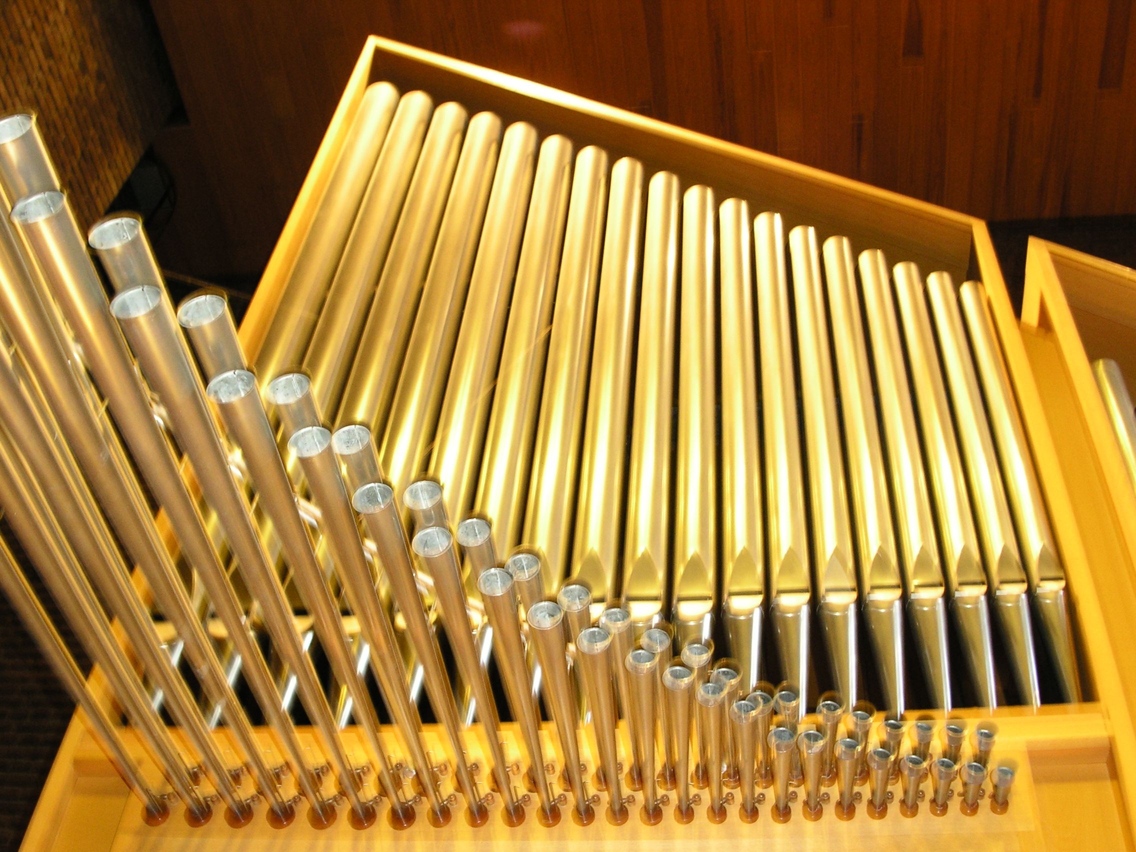 Orgeln i Helgeandskyrkan - bilden visar orgelpiporna underifrån