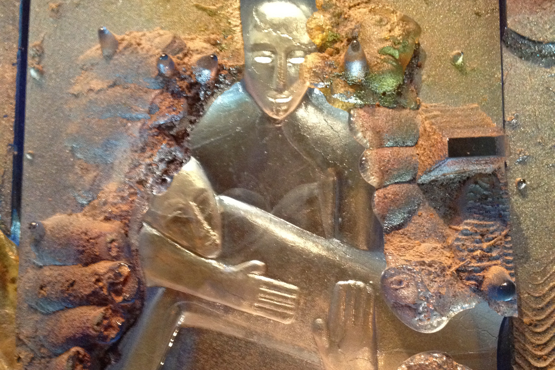 Närbild på altarskåpets glaskonst i Växjö domkyrka.