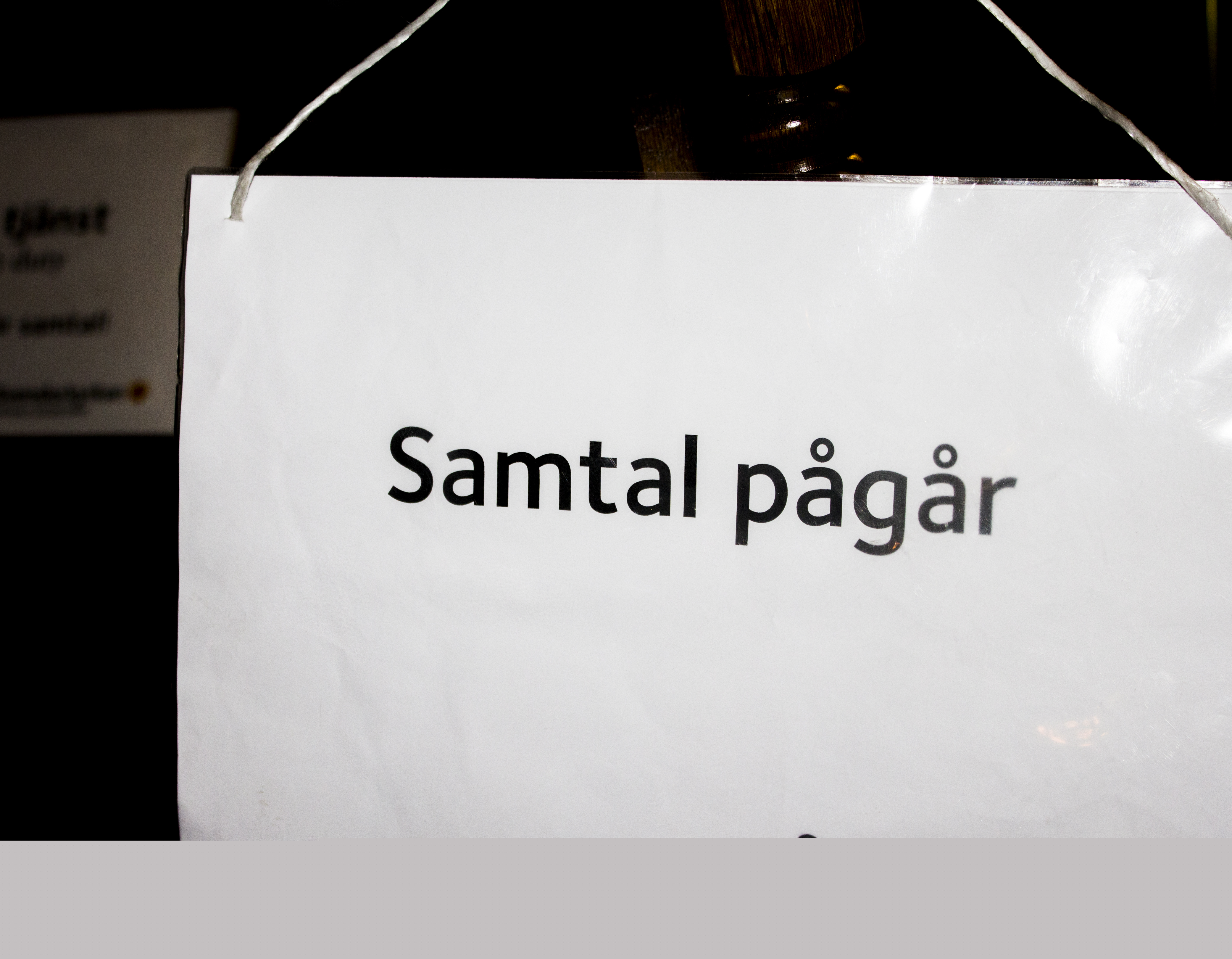 Skylt där det står "Samtal pågår"