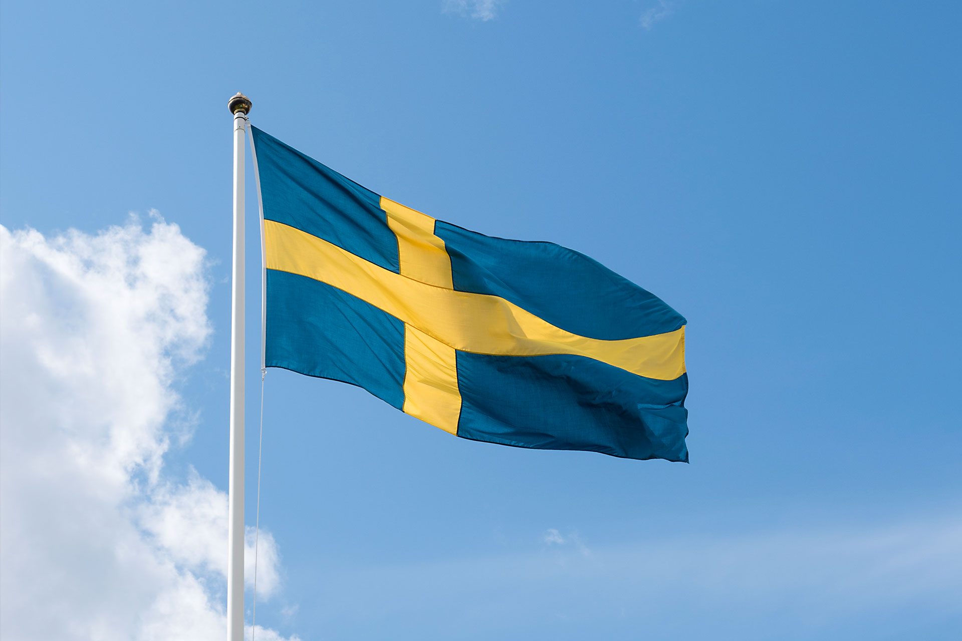 Svenska flaggan mot en blå himmel.
